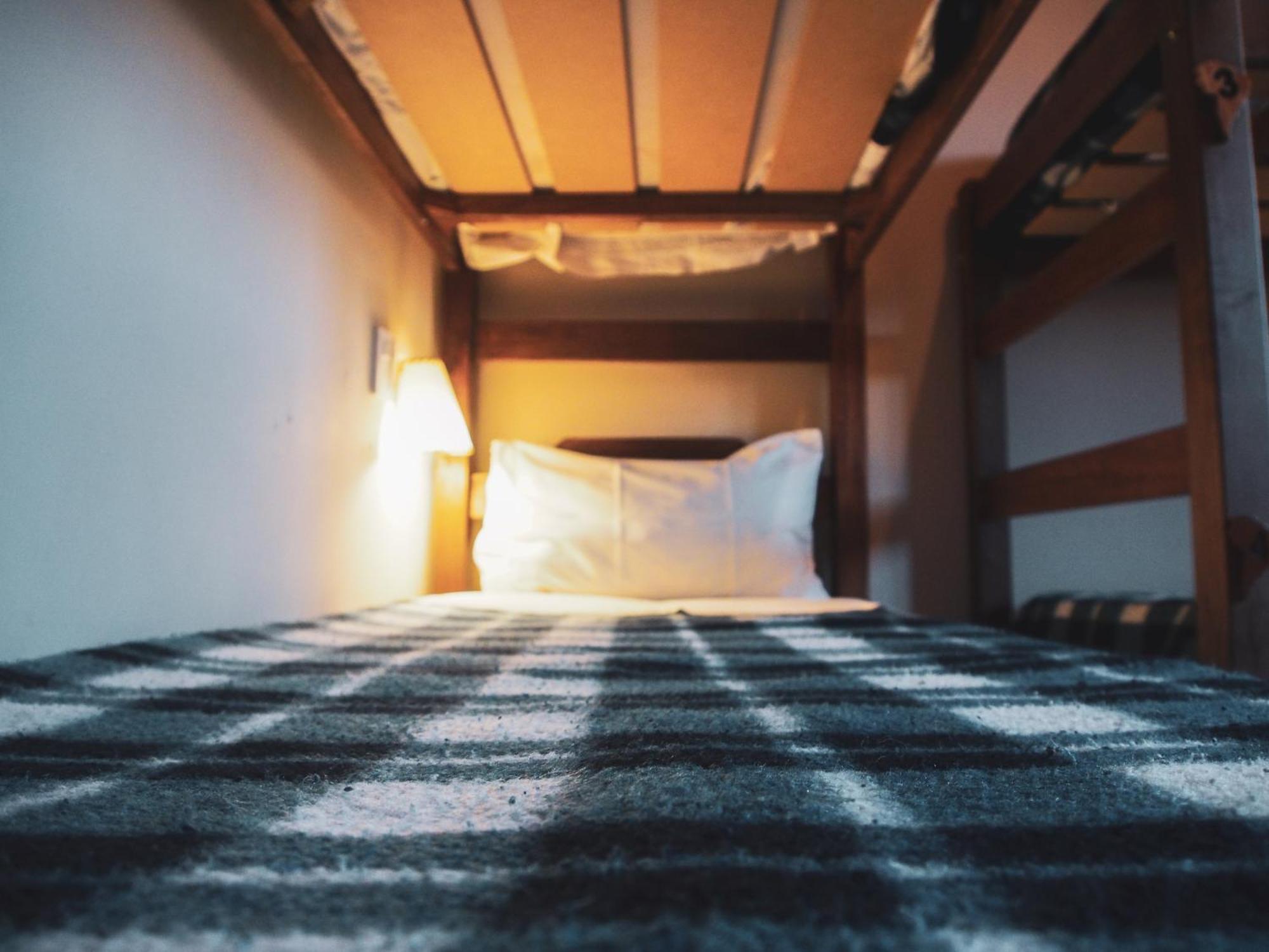 Cama individual en una habitación compartida con baño privado